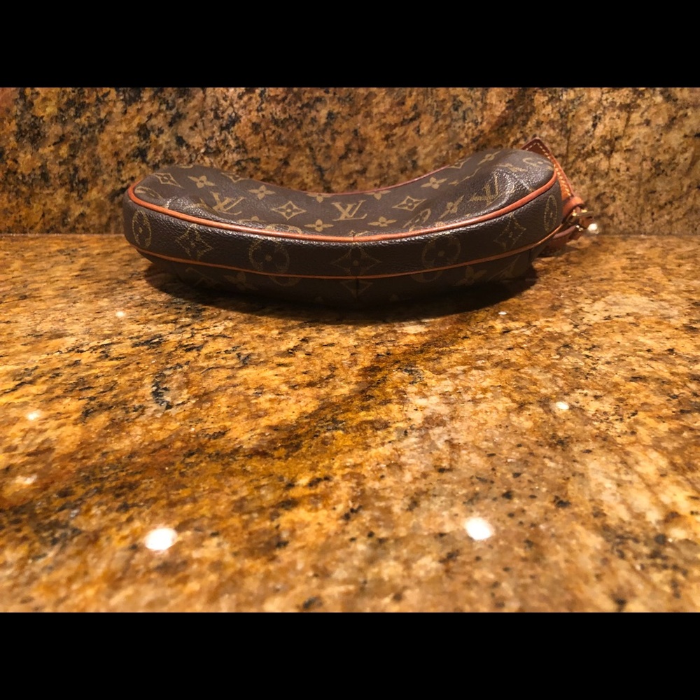 Louis Vuitton pouchette croissant